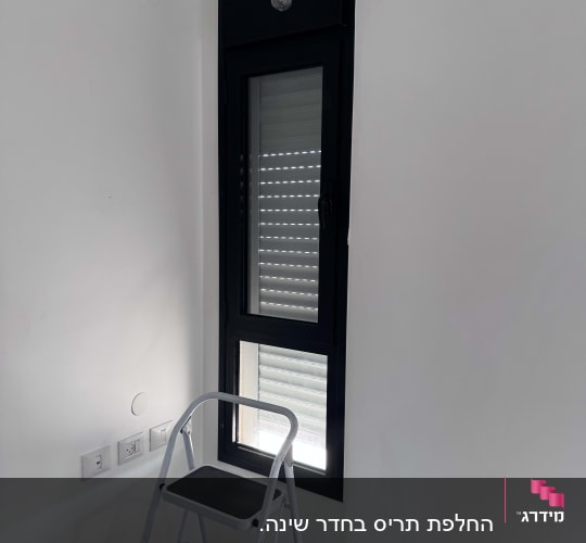 סולם ליד חלון עם תריס גלילה